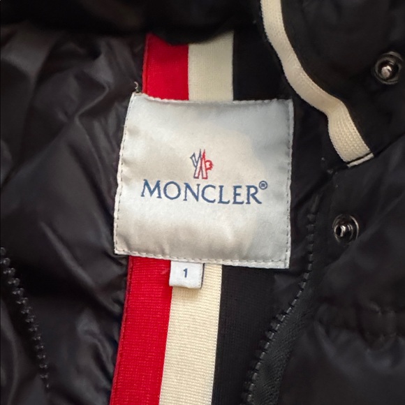 100% Authentic Moncler Black Puffer Coat with Hood - Picture 3 of 4
